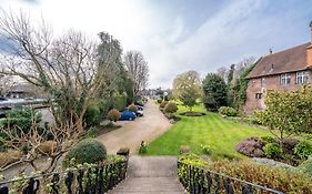 Riverside 1 Bed Basement Flat Near Hampton Court Palace